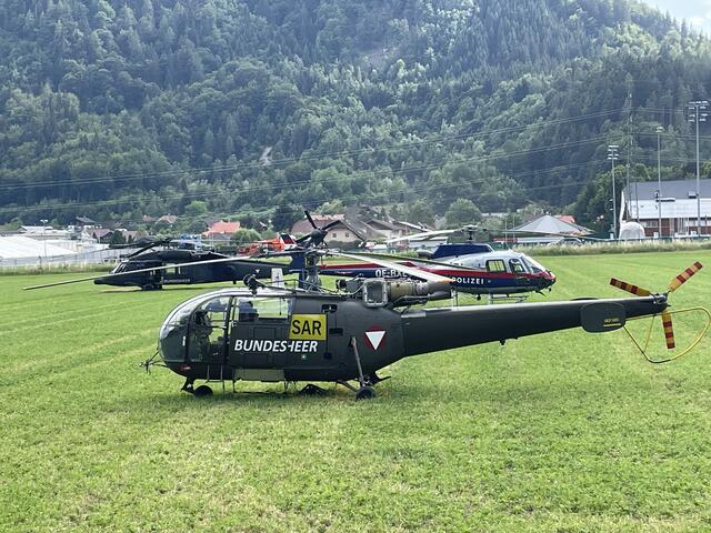 Mehrere Hubschrauber stehen vor der Einsatzzentrale in Treffen. | Foto: MeinBezirk.at