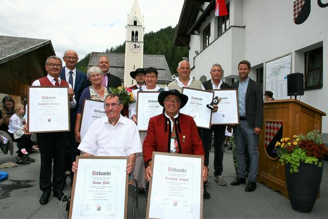 Reinhard Eberhart, LR Toni Mattle, Gerda Schranz , Bgm. Stefan Köhle, Anton Pult, Markus Buchhammer, Berta Pult, Alt-Bgm. Heinrich Scherl, Peter Karner, Gottfried Eberhart und Vizebgm. Reinhard Walch (v. l.). | Foto: Toni Zangerl