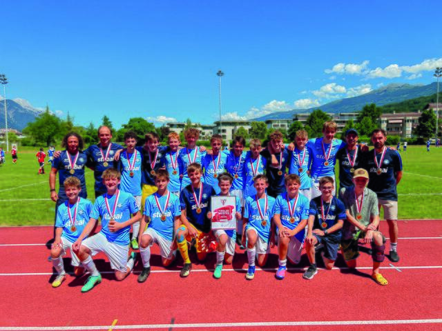 Hintere Reihe von links: Samuel Glatz, Markus Stern, Matteo Reiter, Florian Schmidt, Matthias Klingenschmid, David Schönherr, Christoph Tanzer, Maximilian Stern, Moritz Schebor, Simon Schüllner, Diego Keskinovic, Daniel Schmid, Thomas Tanzer und Emre Kocak
Vordere Reihe von links: Peter Mandl, Luis Pertl-Piegger, Noa Siller, Lukas Pajk, Liam Glatzl, Fabian Pfurtscheller, Maximilian Servis, Felix Riedl und Maximilian Perktold | Foto: FC Stubai