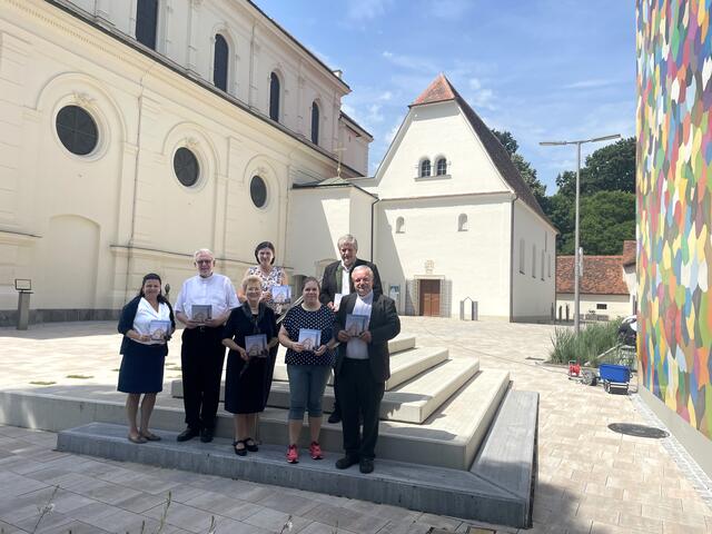 Stadträtin Sonja Skalnik, Konsistorialrat Rainer M. Parzmair, Pfarrgemeinderatsvorsitzende Christine Ladenhauf, Regionalkoordinatorin Margareta Klobassa, Pastoralreferentin Michaela Trummer, Josef Stern, der Vorsitzende des Wirtschaftsrates der Pfarre, und Stadtpfarrer Friedrich Weingartmann (v.l.).  | Foto: RegionalMedien
