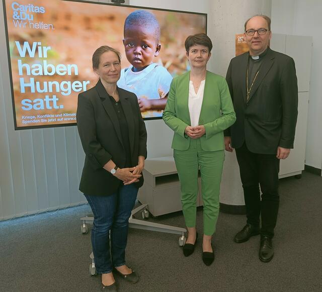 Auslandshilfe-Leiterin Julia Stabentheiner, Caritas-Direktorin Elisabeth Rathgeb und Bischof Hermann Glettler bei der Pressekonferenz in Innsbruck.  | Foto: Caritas Tirol
