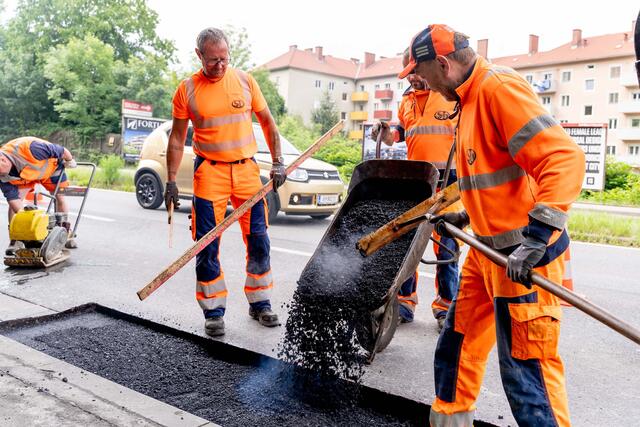 Die Sommerhitze ist im Straßenerhaltungsdienst eine Herausforderung – und das natürlich auch für die Haut.  | Foto: Land Steiermark 
