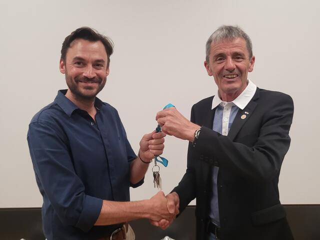 Schlüsselübergabe beim SV Erpfendorf durch Hans-Peter Krepper (re.) an den neuen Obmann Michael Gerbl (li.) | Foto: SV Erpfendorf