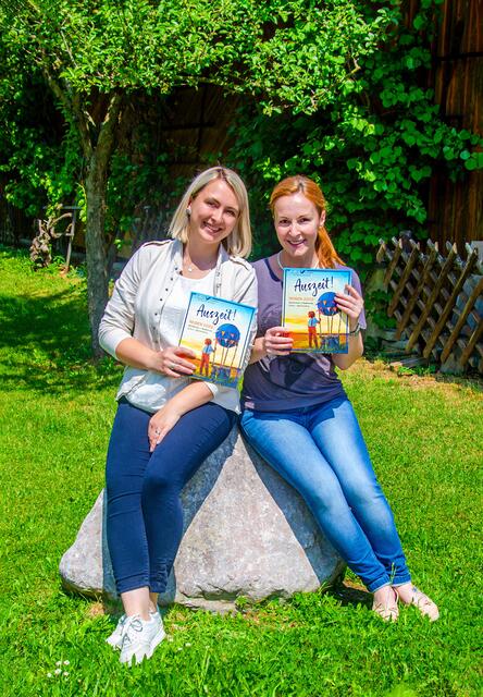 Stolz präsentiert Yvonne Themeßl-Huber (links) den neuen Reisekatalog der OGV-Reisen.