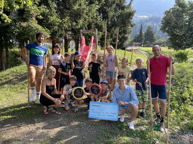 SchülerInnen der 3b Klasse mit Felix Gall (vo.re.), Schulleiterin Tanja Eder-Possenig (vo.li.), Philipp Nussbaumer (h.li.), Klassenlehrerin Christiana Umschaden und Stefan Mutschlechner (re.) | Foto: VS Debant