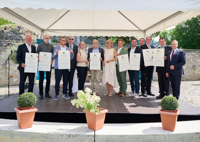 Gruppenfoto nach der Urkundenüberreichung: Franz Heisler (Pöchlarn), Gerhard Bauer (Zwentendorf), Dominik Hagmann (Traismauer), Bernd von Droste zu Hülshoff, Ruth Pröckl, Hans Wallowitsch (Bad Deutsch Altenburg), Landeshauptfrau Johanna Mikl-Leitner, Martin Pircher (Zeiselmauer-Wolfpassing), Franz Xaver Hebenstreit (Tulln), Eduard Pollhammer (wissenschaftlicher Leiter Römerstadt Carnuntum), Martin Almstädter (Petronell-Carnuntum), Johann Bachinger (Wallsee-Sindelburg) und Klubobmann August Wöginger. | Foto: NLK Pfeiffer