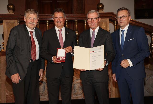 Im Bild bei der Verleihung des Großen Ehrenzeichens des Landes Salzburg an den früheren Generaldirektor des Raiffeisenverbandes Salzburg Günther Reibersdorfer v.l.: Obmann des Raiffeisenverbandes Salzburg Sebastian Schönbuchner, Generaldirektor des Raiffeisenverbandes Salzburg a.D. Günther Reibersdorfer, Landeshauptmann Wilfried Haslauer und Generaldirektor des Raiffeisenverbandes Salzburg Heinz Konrad.
 | Foto: Raiffeisenverband/Franz Neumayr