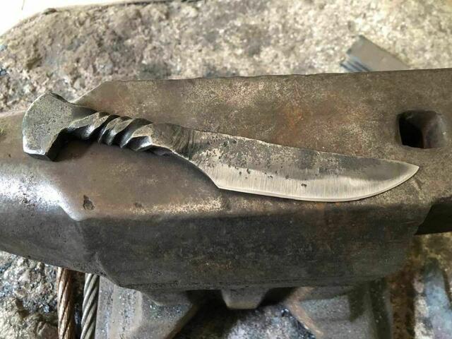 Das ist nun das Ergebnis vom gestrigen Schauschmieden. Ein Jausenmesser aus einen alten Schienennagel. Wenn jemand so alte Schienennägel hat die könnte ich gut zum Schauschmieden gebrauchen, die hole ich mir bei euch ab 06645328792!