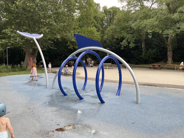 Der Wal im Heiligenstädter Park verspritzt Wasser. Das gefällt natürlich auch Hunden. | Foto: Johannes Reiterits
