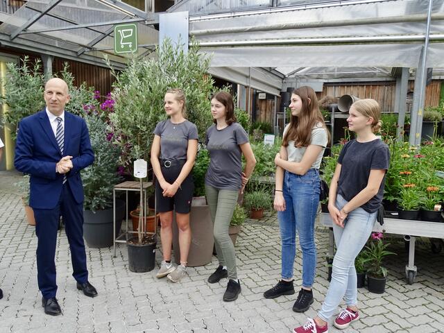 Die Lehrlinge waren ganz gespannt, was der Arbeitsminister ihnen zu sagen hatte – sie hörten aufmerksam zu. | Foto: Sarah Braun