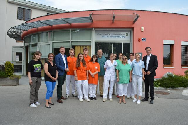 Emiliy Fahringer, Dir.Stv. Angelika Traschler, LAbg Christoph Kaufmann, Zivildiener Dorian Klug, FSJ Pia Kolonovics, FSJ Paul Kastner, FSJ Melissa Felsinger, Dir. Michael Strozer, PBM Michaela Haschberger, dahinter: Betriebsrätin Marlen Strasser, Saskia Schuch, Gabi Haunold, PBM Sylvia Rothensteiner, Andrea Schmuckenschlager, Bgm Stefan Schmucken | Foto: PBZ Klosterneuburg