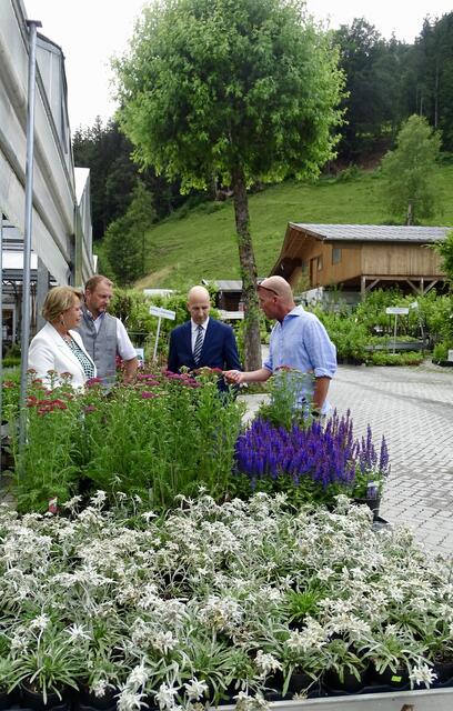 Beim Rundgang durch die Gärtnerei gab es vieles zu entdecken – ein Meer aus Pflanzen gibt es hier zu bestaunen – die Kunden haben die Qual der Wahl beim Kauf. | Foto: Sarah Braun