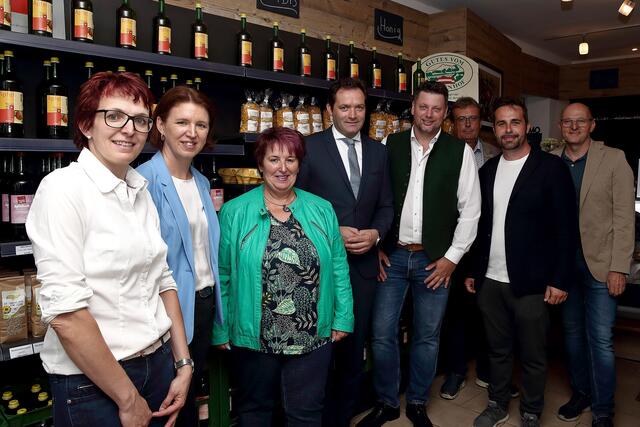 Edith Jungmair, Landesrätin Michaela Langer-Weninger, Stadträtin Andrea Hettich, Landwirtschasftminister Norbert Totschnig, Georg Jungmair, Bezirksbauernkammerobmann Johannes Gruber, ÖVP-Stadtparteiobmann Markus Kullmann. und Landwirt Bernhard Mayr (v. l. n. r.).
 
Mit freundlichen Grüßen aus Ansfelden | Foto: ÖVP Ansfelden