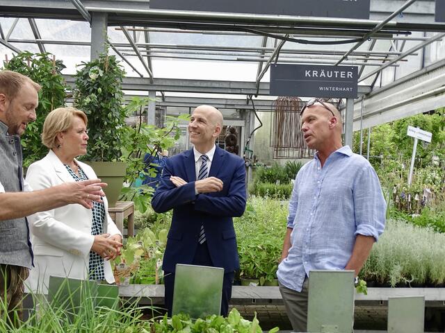 Der Minister ist ein begeisterter Koch (hat er uns verraten), daher hörte er beim Thema Kräuter sehr aufmerksam zu, als es um die Verwendung von Kräutern in der Küche ging. | Foto: Sarah Braun