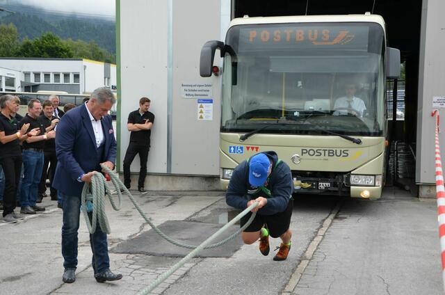 Franz "The Austrian Rock" Müllner war in Innsbruck eingeladen, um mit dem Personal der Post AG einen Bus zu ziehen.  | Foto: Michael Wagner