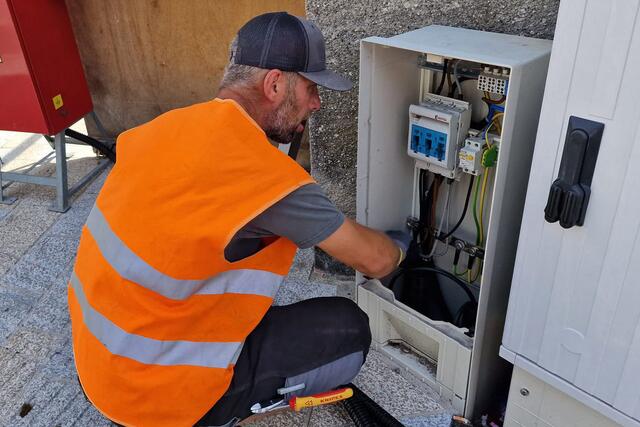 GemeindeWerke-Elektriker Peter Matuch installiert einen der Stromverteiler für das Dorffest. | Foto: GWTelfs