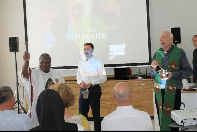 Der Finanzvorstand der Kongregation Markus Reger unterstützte Monsignore Laurent und Pater Herbert bei der Segnung und sorgte für gute Laune | Foto: Marktgemeinde Gablitz