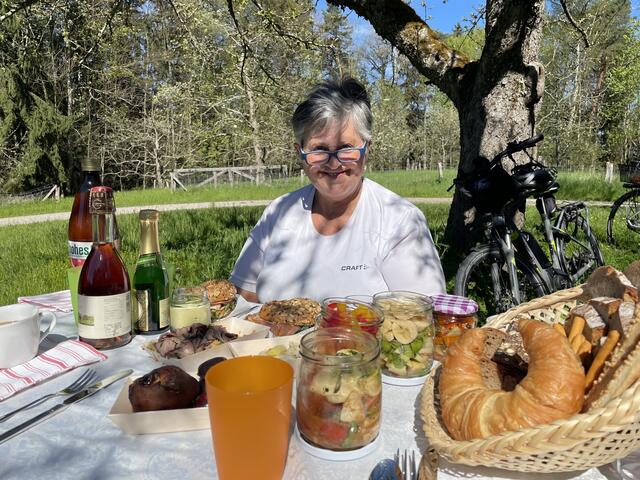 Mit "grünen" Ideen lässt sich das Leben feiern. Etwa mit Obstsalat im Marmeladenglas und dem Rad ab ins Grüne. | Foto: sm
