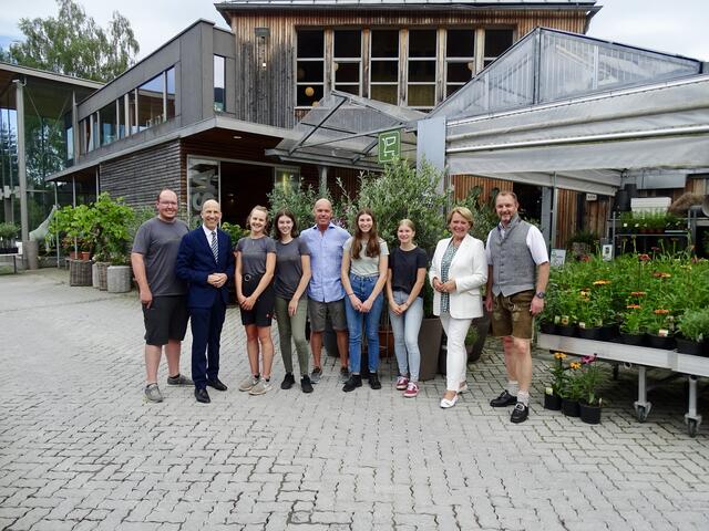 Minister Kocher nahm sich für die Lehrlinge der Gärtnerei Schwaighofer Zeit.
Vlnr.: Sebastian Struber (Gärtnerei Schwaighofer). BM Martin Kocher, Lehrlinge, Klaus Struber (Gärtnerei Schwaighofer), Lehrlinge, Nationalratsabgeordnete Gertraud Salzmann und Vizebürgermeister von Saalfelden Thomas Haslinger. | Foto: Sarah Braun