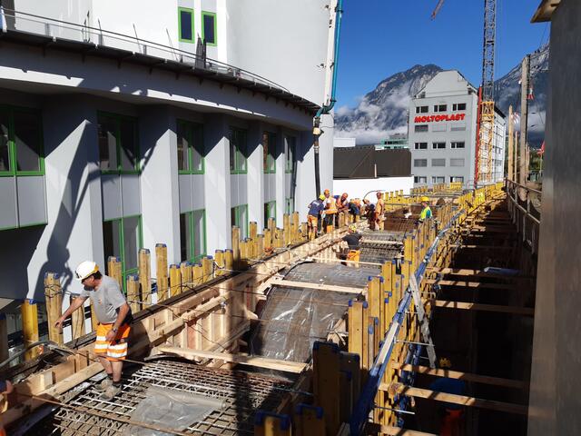 Neben der bestehenden Strecke entstehen die neuen Bögen, die anschließend als Ganzes quer verschoben werden. | Foto: ÖBB