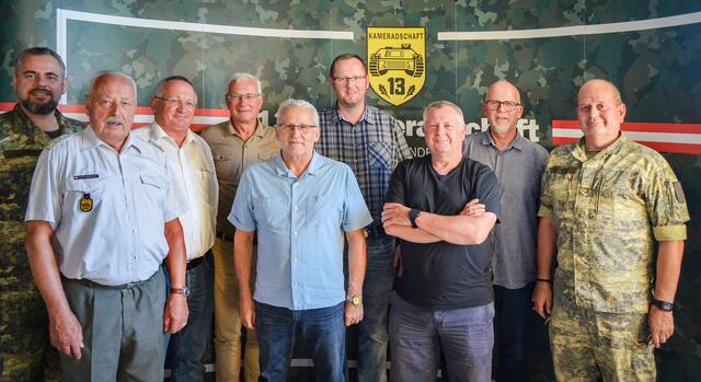 Vorstand der 13er-Kameradschaft: von links: Alfred Sanz (stellv. Präsident), Karl Eckelsberger (Beirat), Heinz Brandner (Kassier), Elmar Podgorschek (Beirat), Günter Kitzmüller (Präsident), Richard Weinberger (13er Musik), Wolfgang Ehwallner (Web-Master), Gerald Held (Schriftführer) und Friedrich Rescheneder (stvBKdt) | Foto: Klaus Rinnenbacher