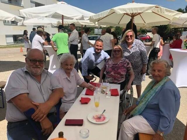 Caritas Gablitz Obmann Simon Dörflinger und Bewohnerinnen der bestehenden betreubaren Wohnungen freuen sich auf die Erweiterung des Angebotes | Foto: Marktgemeinde Gablitz