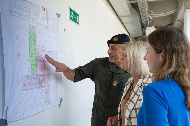 Verteidigungsministerin Klaudia Tanner (Bildmitte) und Staatssekretärin Claudia Plakolm (re.) zu Gast bei der Stellungskommission in Linz. | Foto: FOTOKERSCHI.AT