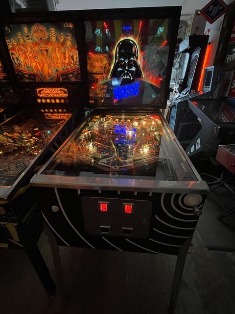 Auf diesen Star Wars-Spielautomaten ist Mike Holly besonders stolz: nur rund 350 Stück wurden von diesem produziert, nur ein Stück schaffte es von Australien nach Europa. Aus Deutschland hat ihn Holly dann nach Waxenberg geholt.  | Foto: BRS