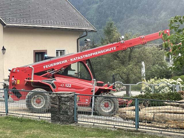 Im Ortsgebiet von Treffen wird mit schwerem Gerät gearbeitet. | Foto: MeinBezirk.at