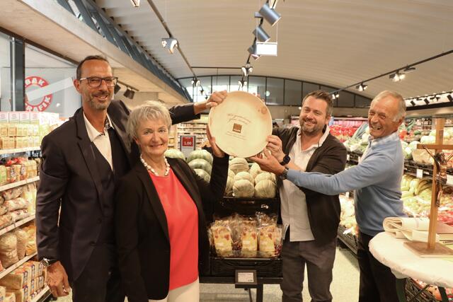 Große Freude über den 50. miniM-Standort: MPREIS-Geschäftsführer Peter Paul Mölk, Ingeburg Plankensteiner, Hannes Angerer (MPREIS) und Reinhold Plankensteiner (v.l.). | Foto: Othmar Kolp