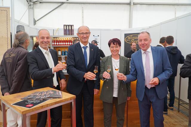 WK-Obmann Christian Strigl, LR Anton Mattle,  LTP-Sonja Ledl-Rossmann und Messeobmann Wolfgang Winkler (v.l.) stießen auf die 5. Wirtschaftsmeile an. | Foto: Reichel