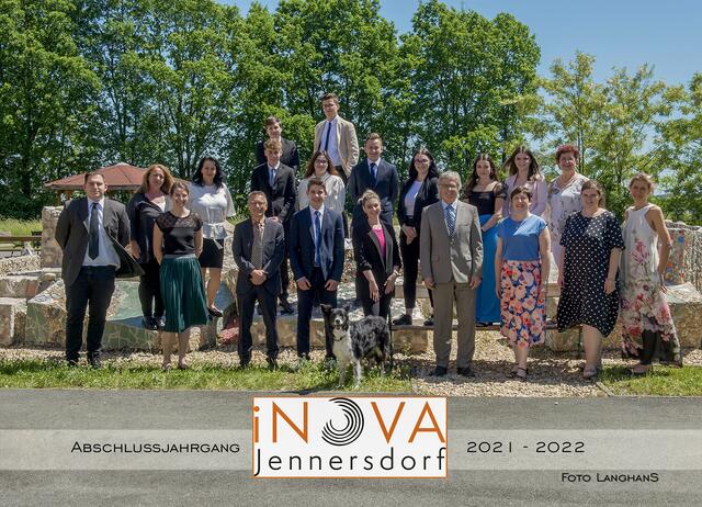 Diese Schülerinnen und Schüler, die heuer die Handelsschule Jennersdorf abgeschlossen haben, waren die letzten nach über 45 Jahren. | Foto: Langhans