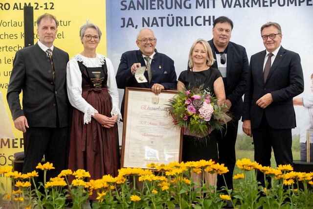 Bürgermeister Raimund Steiner überreicht mit Altbürgermeister Andreas Köll und Landeshauptmann Günther Platter die Ehrenbürgerschaft an KR Anton Pletzer mit Ehefrau Heidi. 

 | Foto: iDM/Brunner Images