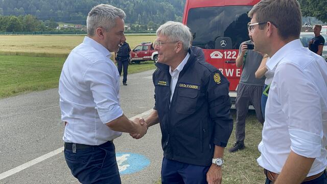 Nehammer trifft in Treffen ein und wurde von Landeshauptmann Peter Kaiser und Landesrat Martin Gruber begrüßt. | Foto: MeinBezirk.at