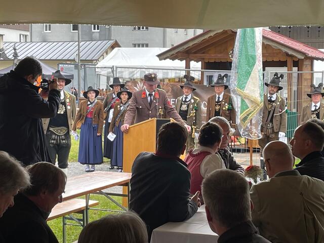 Hannes Trenkwalder konnte im Namen der IG "Amraser Dorffest" u. a. NR Alexandra Tanda, LA Markus Abwerzger, Bgm. Georg Willi, Vizebgm. Markus Lassenberger, GR Stoll sowie Gäste der Partnergemeinde Andechs begrüßen.