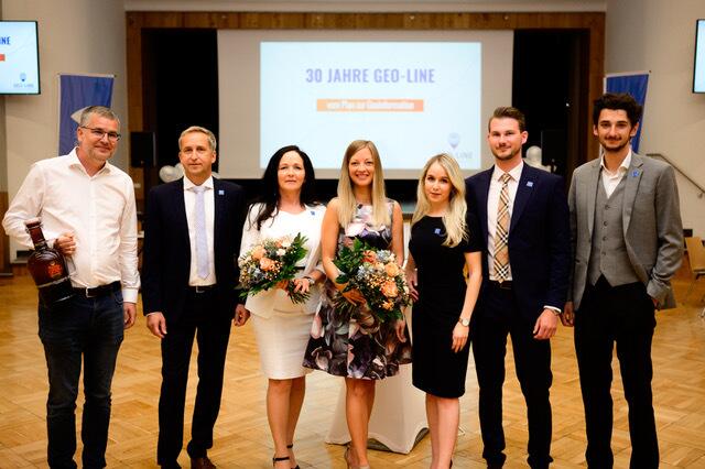 Christian Mairamhof (KAGIS), geo-line-Geschäftsführer Harald Sauerschnig, Evelyn Sauerschnig, Melanie Pereira-Arnstein (Moderatorin), Michelle Sauerschnig, Julian Fandl, Philipp Miklautsch (von links) bei der Jubiläumsfeier in der Neuen Burg | Foto: Erich Varh