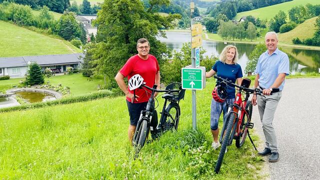 Der Radweg geht auch durch Waldhausen: Am Bild Leader-Manager Manfred Hinterdorfer, Tourismusvereins-Obfrau Magdalena Buchinger und Bürgermeister Franz Gassner. | Foto: Manfred Hinterdorfer