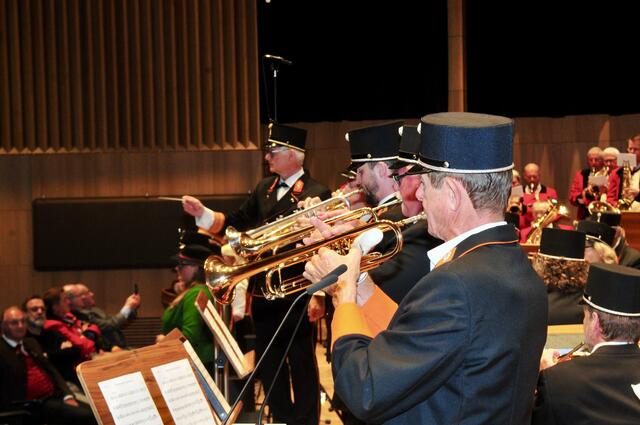 Wetternot macht erfinderisch: Das Gesamtspiel der Postmusikkapellen wurde ins Haus der Musik verlegt. | Foto: Hassl
