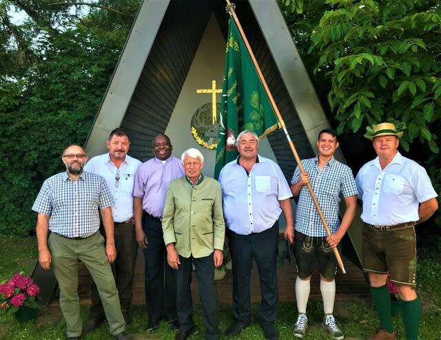 Herbert Ullmann vom Jagdhundeprüfungsverein Mistelbach, Oberschützenmeister Josef Kohzina vom Schützenverein Mistelbach, Großebersdorfs Pfarrer Lawrence Ogunbanwo, Hegeringleiter a.D. Leopold Kein, Jagdleiter von Großebersdorf Alfred Mayer, Standartenführer Thomas Stagl, Hegeringleiter von Wolkersdorf Josef Kau.
 | Foto: Christine Kohzina 