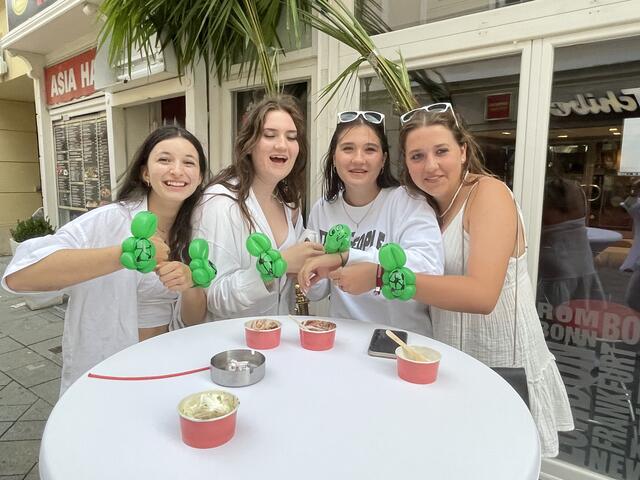 Luftballon-Tiere gab es nicht nur für die Allerjüngsten. Auch diesen Ladies machen die Frosch-Armbänder sichtlich Freude. | Foto: Katrin Pirzl