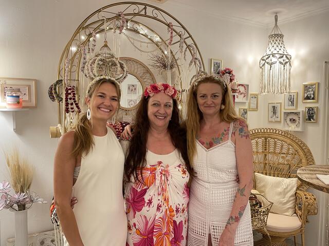 Blumen-Beauties: Schmuckdesinerin Zsanett Rado (rechts)  mit Team. | Foto: Katrin Pirzl