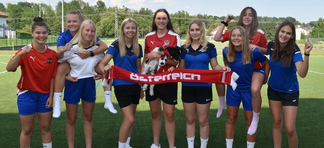 Auch die Youngsters vom FC SKINY Südburgenland drücken für Österreich die Daumen: Rojda Antlitzhofer, Marie-Kristin Leitner, Julia Heissenberger, Lena-Marie Koköfer, Fiona Fazekas und Leo, Marie Ramberger, Stephanie Rinnhofer, Hannah Schöberl und Maike Groszmann | Foto: Michael Strini