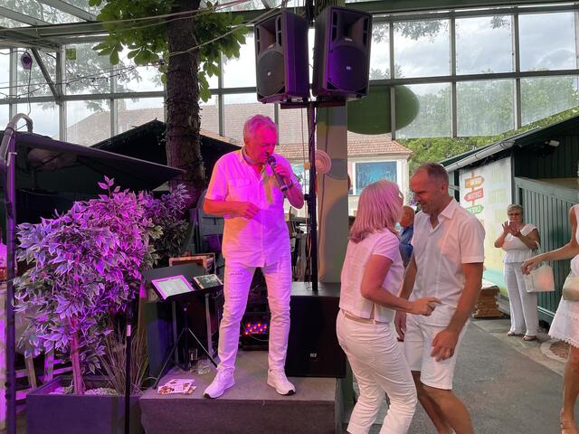 Ausgelassene Stimmung am Grünen Markt. | Foto: Katrin Pirzl