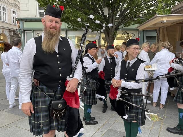 Die Black Smith Pipers sorgten am Theaterplatz für schottische Klänge. | Foto: Katrin Pirzl