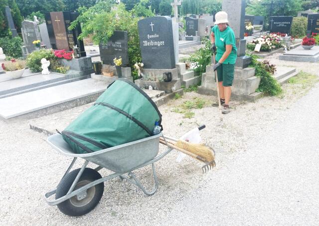 . . . eine Mitarbeitein der Friedhofsverwaltung . . .
