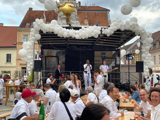 Am Hauptplatz begeisterte "Electric Beat Club" die Besucher. | Foto: Katrin Pirzl