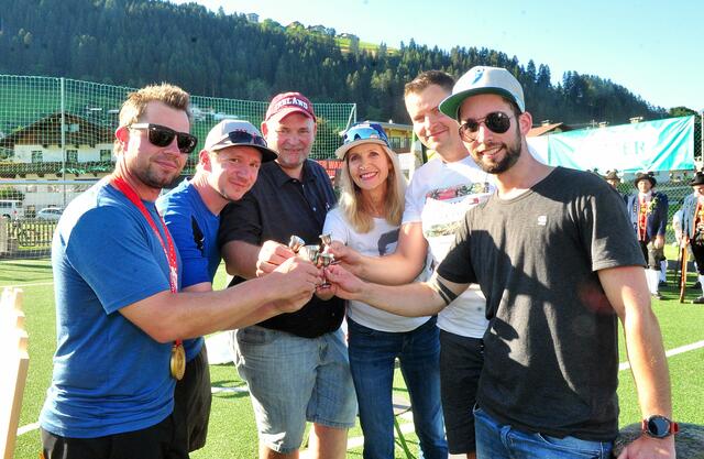 In der skifreien Zeit darf sich auch ein Weltstar des Sports ein traditionelles Schnapsl gönnen! | Foto: Hassl