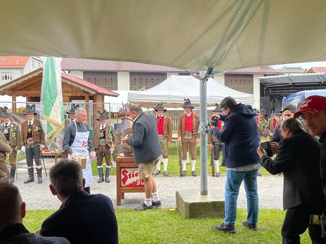 Pfarrer Patrick und Gregor Lintner sorgten für den gelungenen Bieranstich.