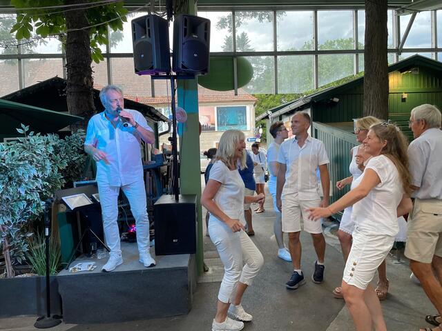 Raimondo heizte dem Partyvolk am Grünen Markt ein. | Foto: Katrin Pirzl