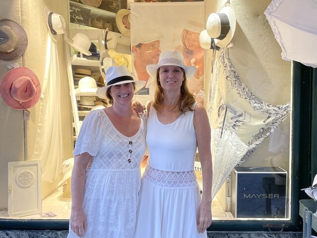 Standesgemäß gut behütet bei Camilla Modellhüte in der Pfarrgasse. | Foto: Katrin Pirzl